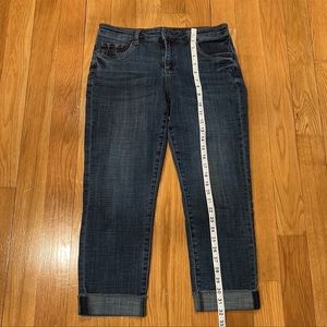 𝅺Kut from the kloth Catherine crop straight leg size 6 .